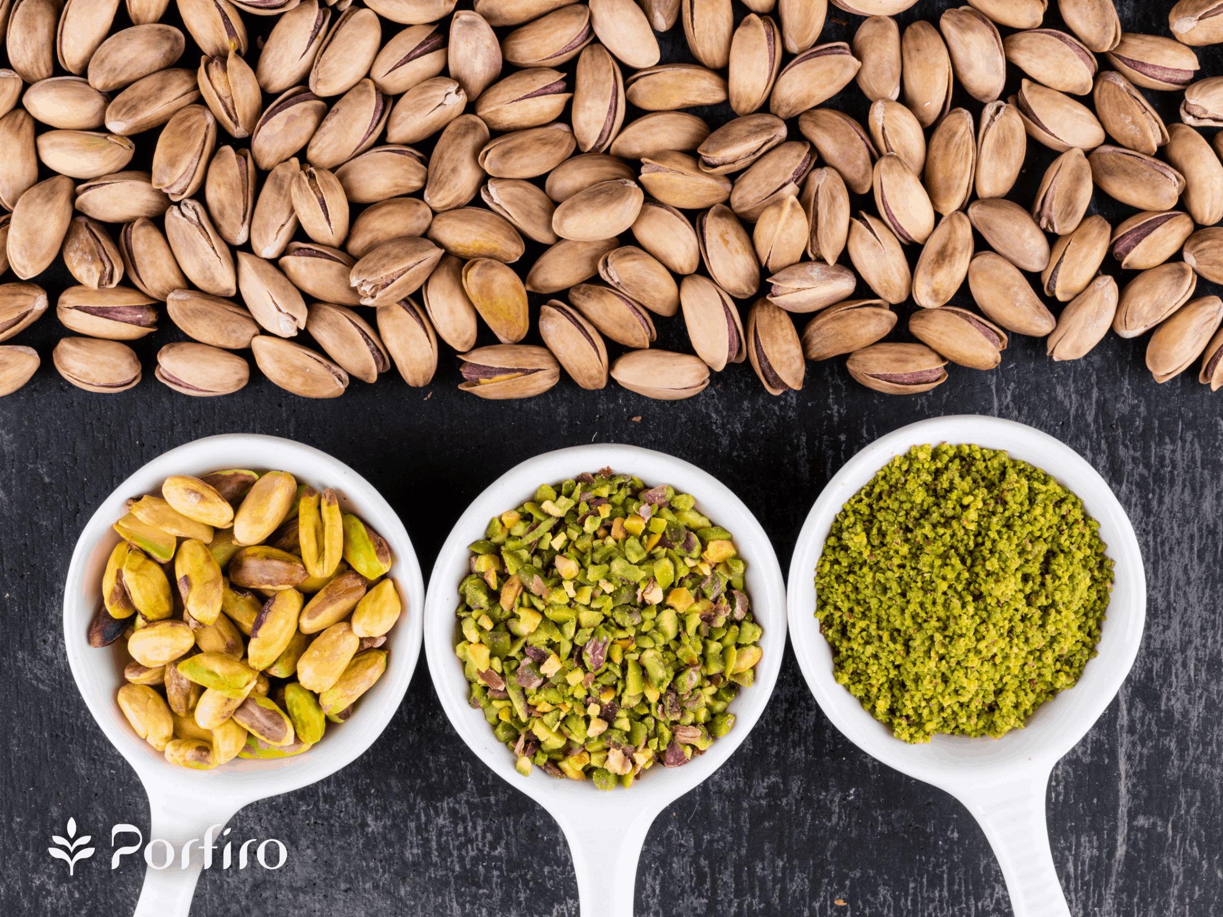 کاربرد پسته دانه ها پسته کامل با پوست در بالا و در پایین مغز پسته های خرد شده در سه اندازه متفاوت