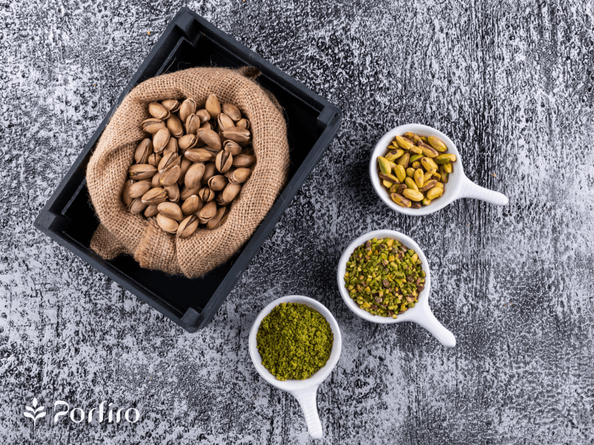 پسته خندان ایرانی دانه های پسته در چهار حالت مختلف با پوست در یک کیسه نخی، درشت خرد شده، متوسط و ریز خرد شده در سه ظرف دسته دار سرامیکی
