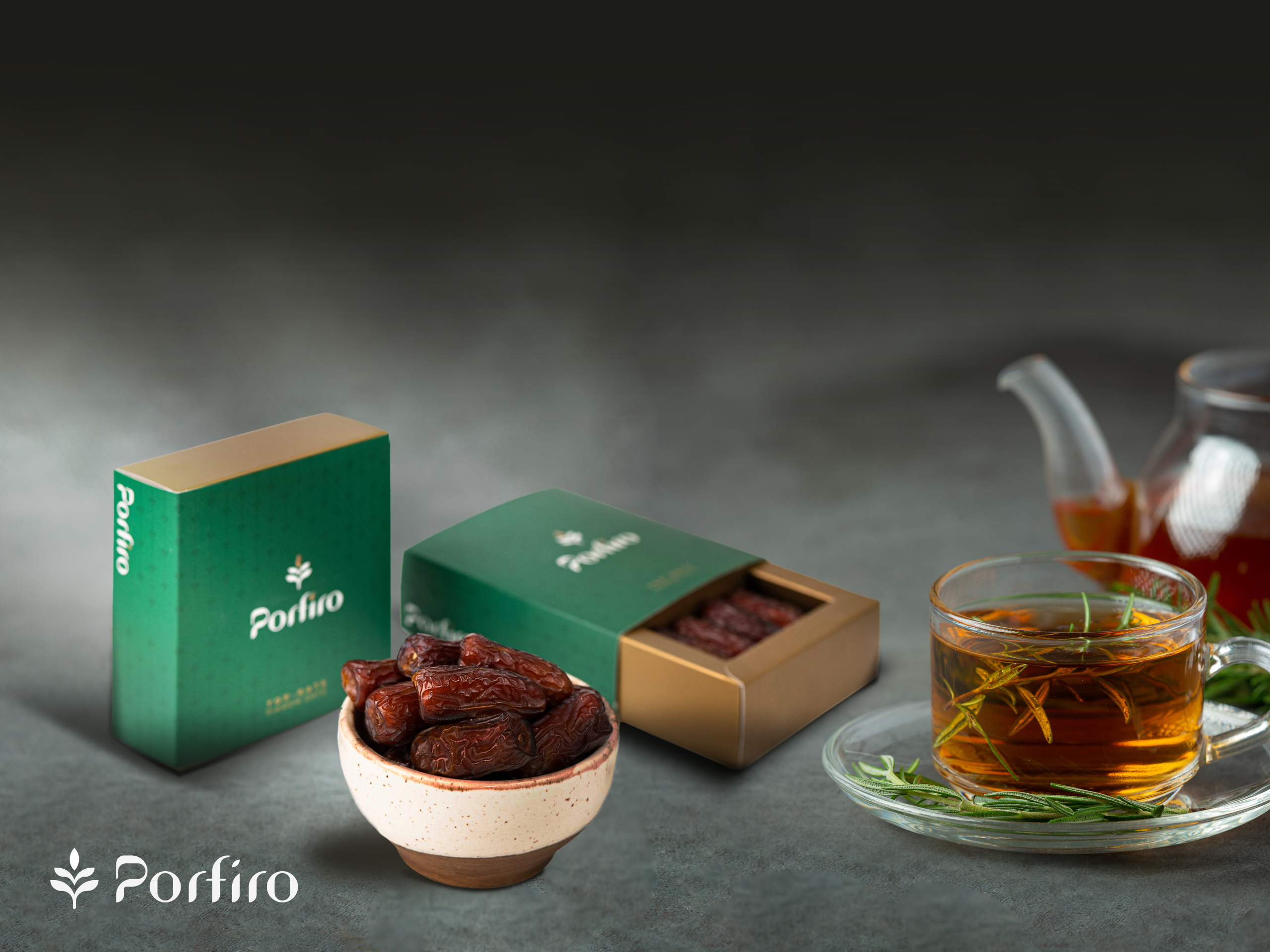 خرمای پیارم پرفیرو در بسته بندی کامل، با در نیمه باز و درون یک کاسه سفالی در کنار یک قوری و فنجان شیشه ای حاوی چای سبز