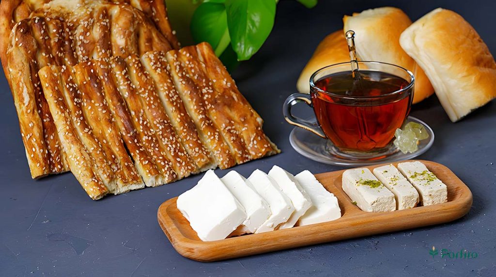 پنیر و چای در کنار نان های بربری و باگت سرو شده است