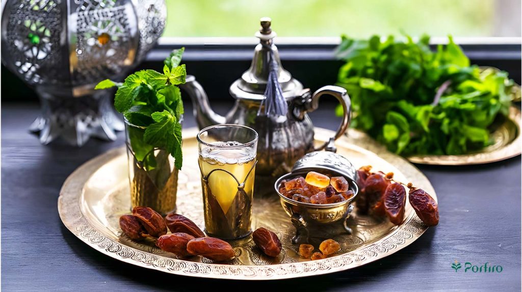 یک سنی حای ملوزمات چای نعناع مراکشی در کنار دانه های خرما