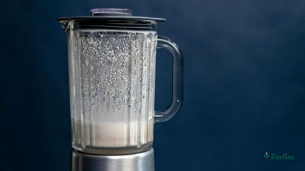 ظرف مخلوط کن حاوی مخلوط بادام و شیر بادام
