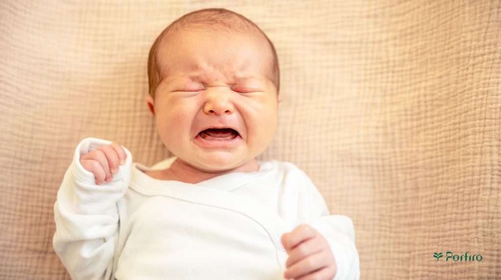 نوزاد کوچک در حال گریه کردن