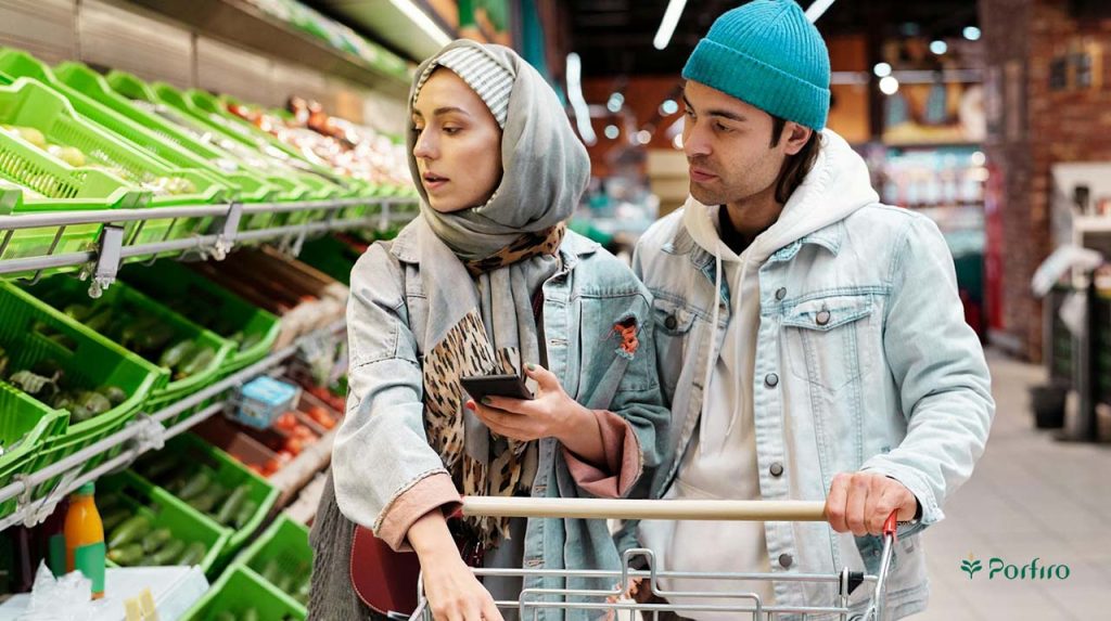 خانم و آقایی در حال خرید در راستای مدیریت هوشمند مازاد مواد غذایی در فروشگاه هستند