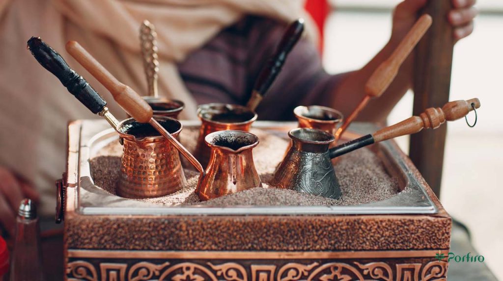 تعدادی قهوه جوش مخزن شنی برای آماده کردن قهوه عربی