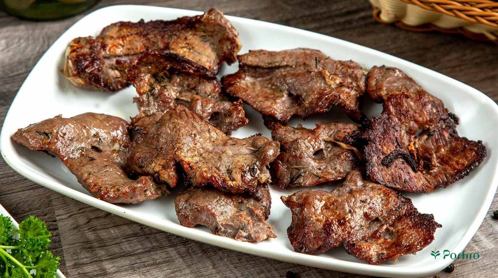 یک ظرف بزگ پز از گوشت بره به عنوان غذای مناسب فصل زمستان