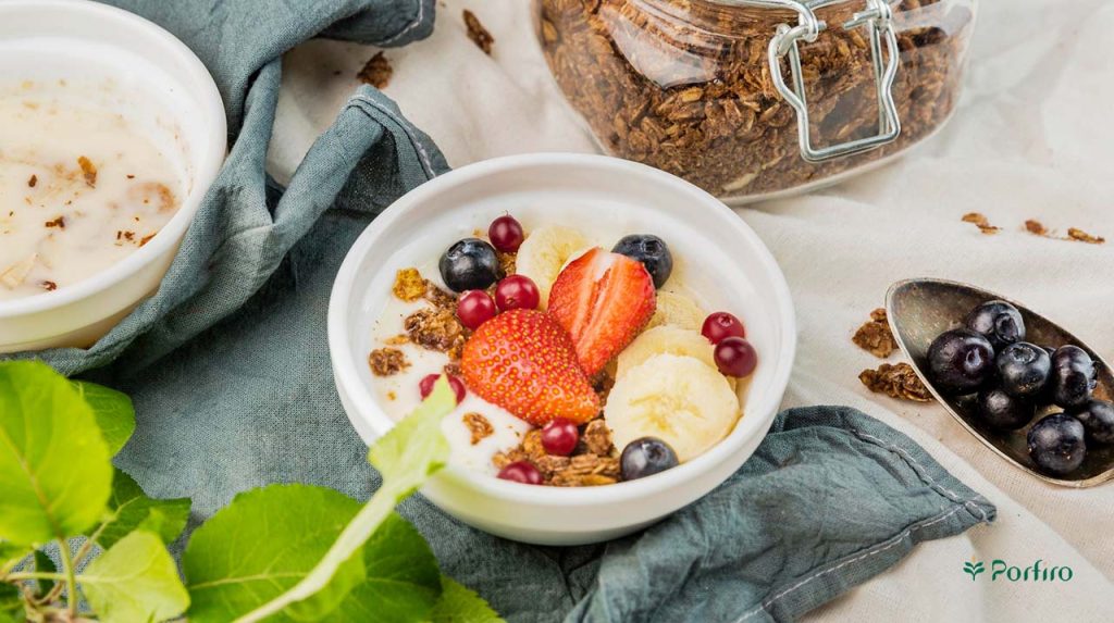 یک ظرف پر از صبحانه مناسب با شاخص گلیسمی پایین