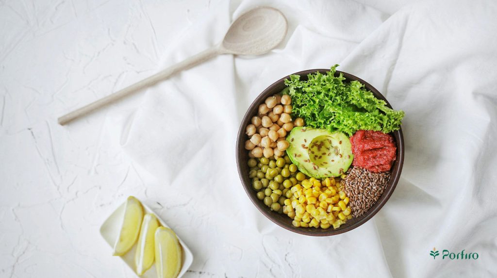 یک بشقاب پر از مواد پروتینی گیاهی و گوشت گیاهی