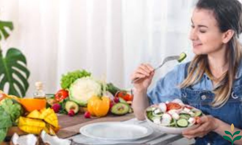 خانم جوان که یک ظرف غذای سالم در دست دارد و با لبخند برای غذا خوردن آماده می شود